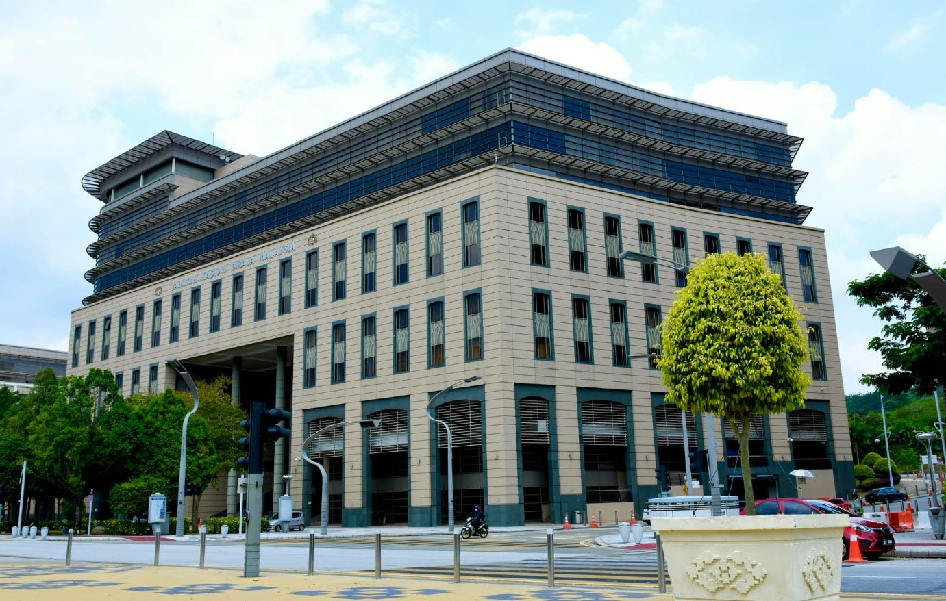 关税局检举甘榜屋 起290万令吉私烟